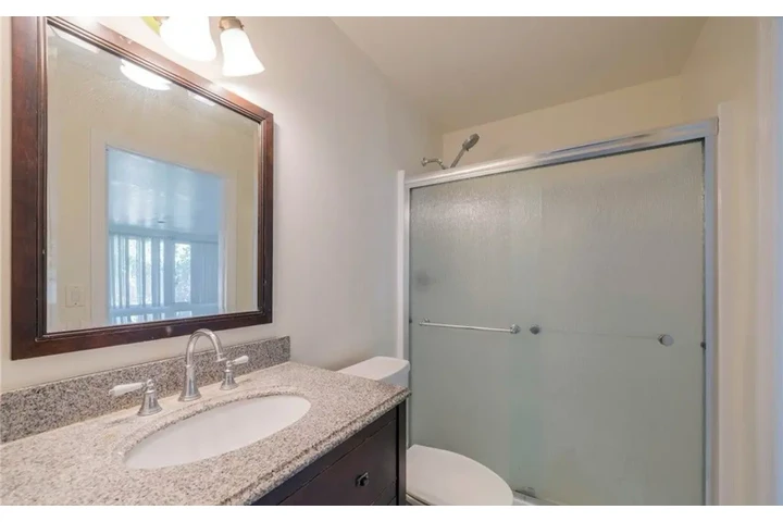 $2500 : 3 Bedroom Home in Los Angeles image 8