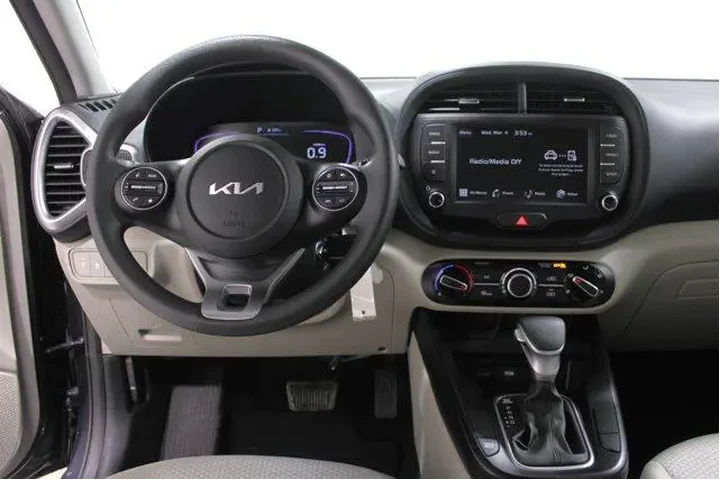 $19989 : Kia Soul 2024 LX 4dr Crossov image 2