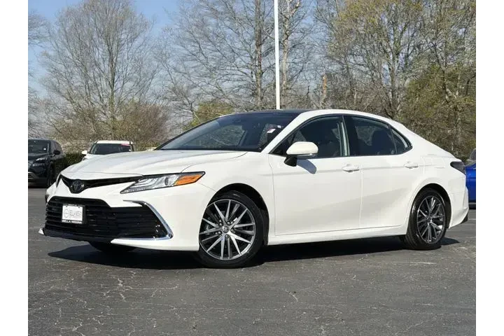 $27096 : Toyota Camry 2024 XLE 4dr Se image 1