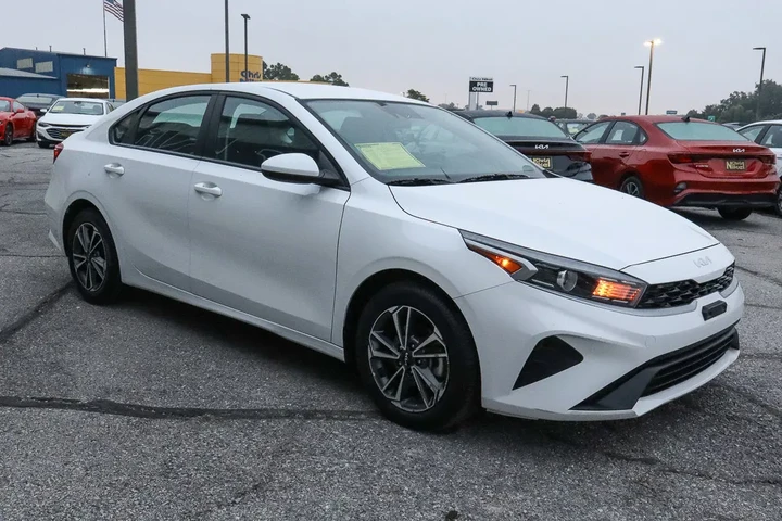 $17988 : 2024 Forte LXS image 3