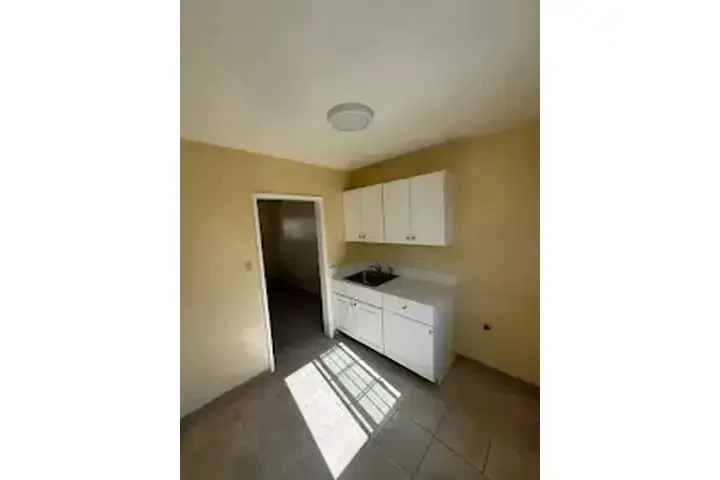 $1350 : MAYWOOD APTO. SINGLE EN RENTA image 2