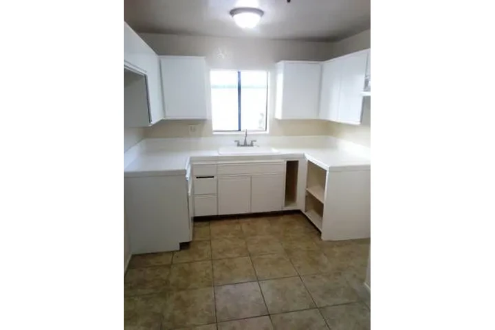 $2100 : 2 BEDROOMS HAWTHORNE $2100!!! image 2