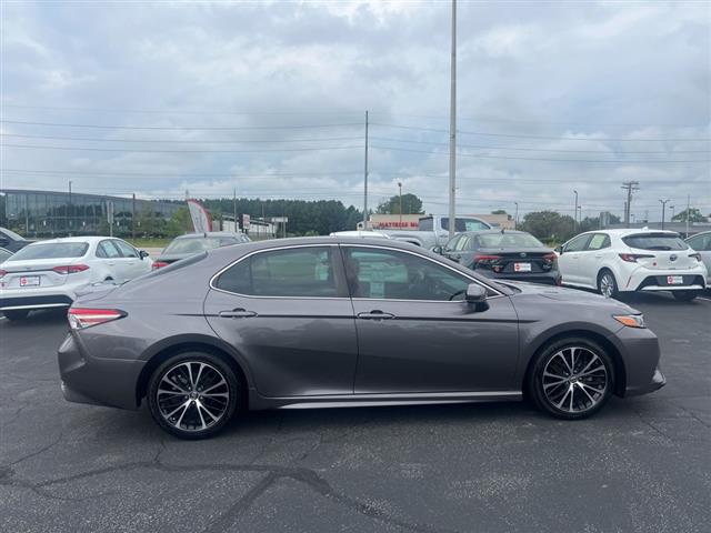 $20411 : PRE-OWNED 2019 TOYOTA CAMRY SE image 8