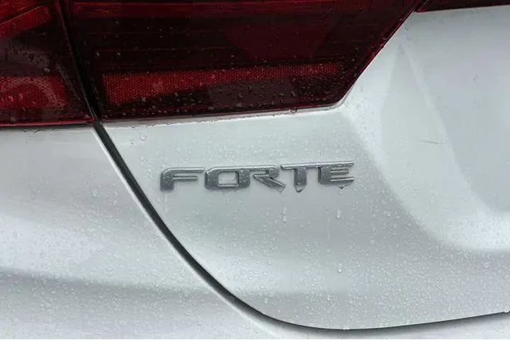 $15255 : Kia Forte 2023 LX 4dr Sedan image 9