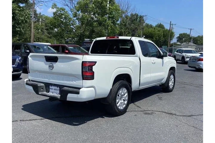 Nissan Frontier 2023 4x4 SV image 4