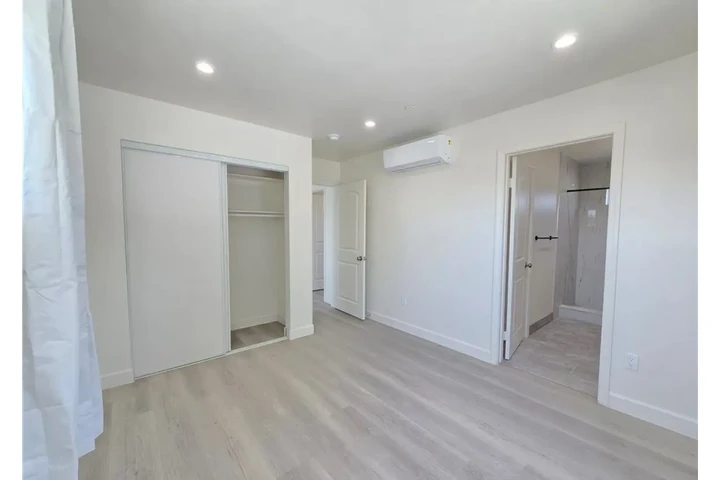 $2345 : Nice 3 Bed/2Bath Apt in LA image 7