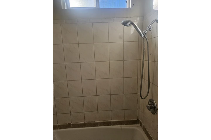 $1 : Rento cuarto grande image 5