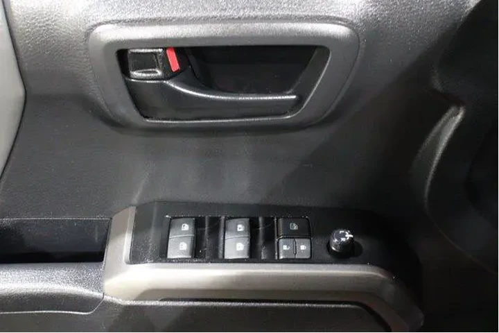 $38482 : Toyota Tacoma 2023 4x4 SR5 V image 7