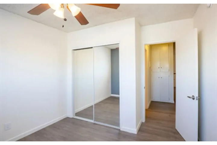 $2000 : 2 bed 2 bath in James M wood image 7