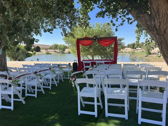 Bodas frente a un  lago image 3