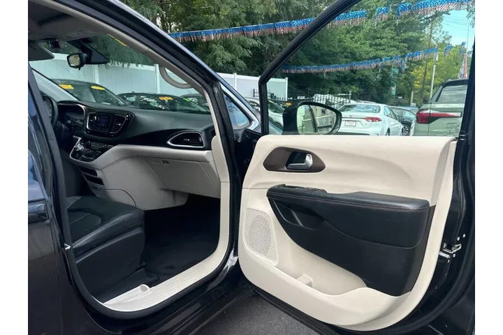 $10999 : 2018 Pacifica Touring L image 8