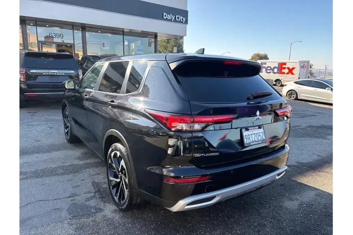 $25388 : Mitsubishi Outlander 2024 SE image 4