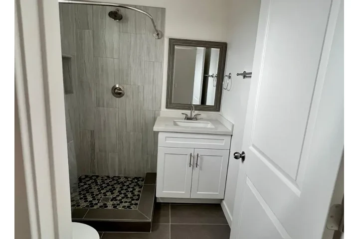 $2495 : 3 Bedroom Apt in koreatown LA image 8