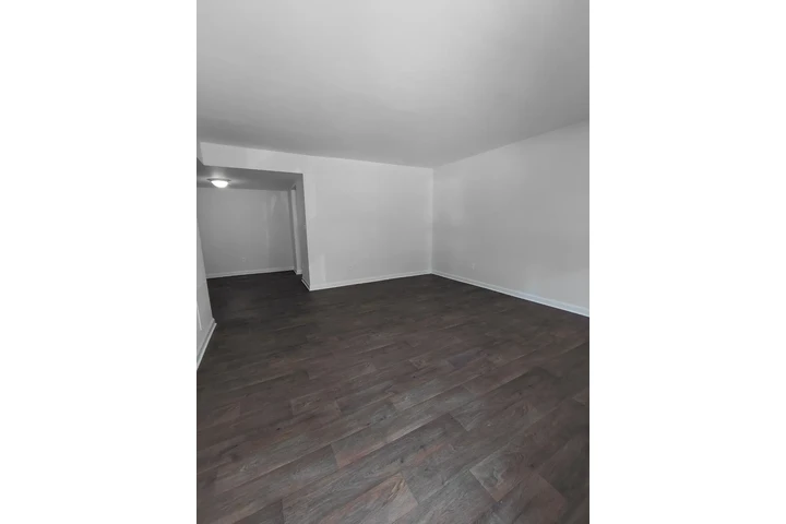 $945 : 1 Bedroom Available Now !! :D image 1