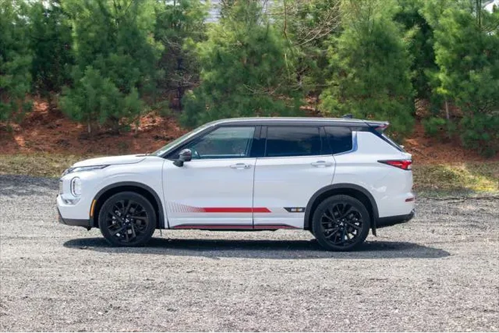 $24995 : Mitsubishi Outlander 2023 AW image 4