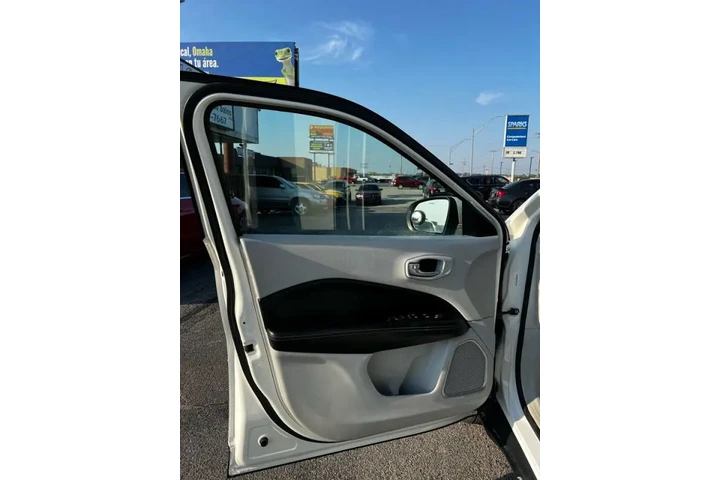 $10450 : 2018 Compass Latitude image 8