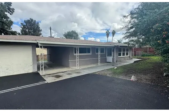 $2400 : 1,100 sqft Three Bedroom image 1