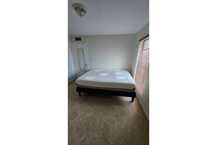 $850 : Rento cuarto en kendall image 2