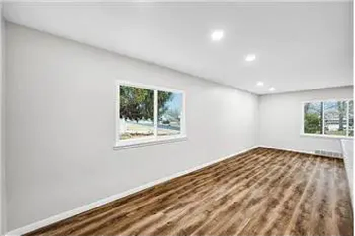 $900 : Rental property with 2 bedro image 7