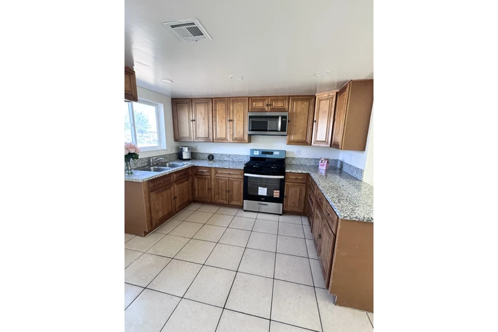 $2150 : Triplex Casa #2 image 2
