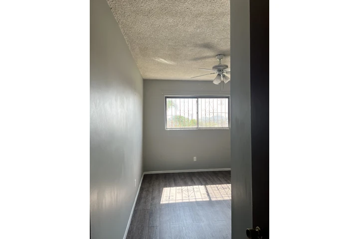 $1000 : Rento Cuarto image 4