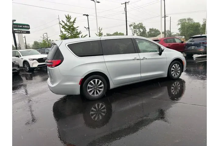 $27980 : Chrysler Pacifica Plug-In Hy image 7