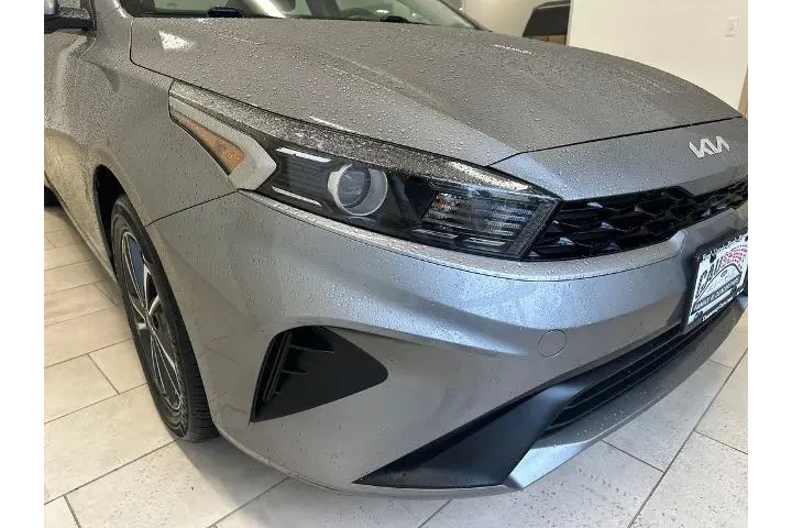 $17585 : Kia Forte 2023 LX 4dr Sedan image 9