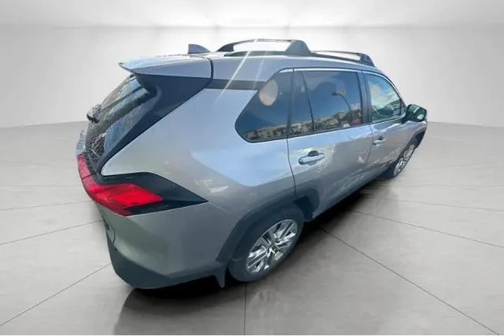 $31995 : Toyota RAV4 2024 AWD XLE Pre image 2