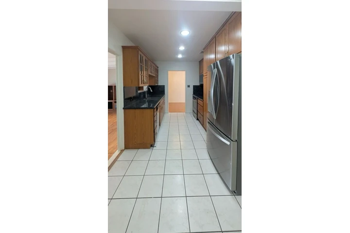 $2490 : 3 Bed 2 Bath in Vermont Square image 4