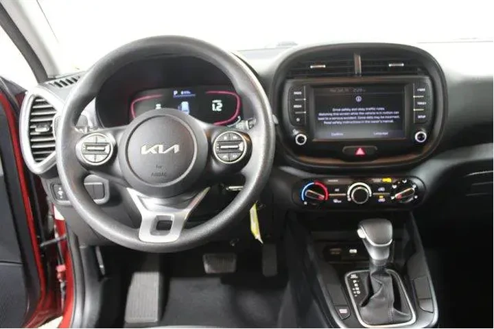 $19965 : Kia Soul 2024 LX 4dr Crossov image 2