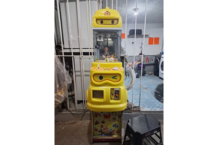 $10000 : Se vende maquina saca peluches image 2
