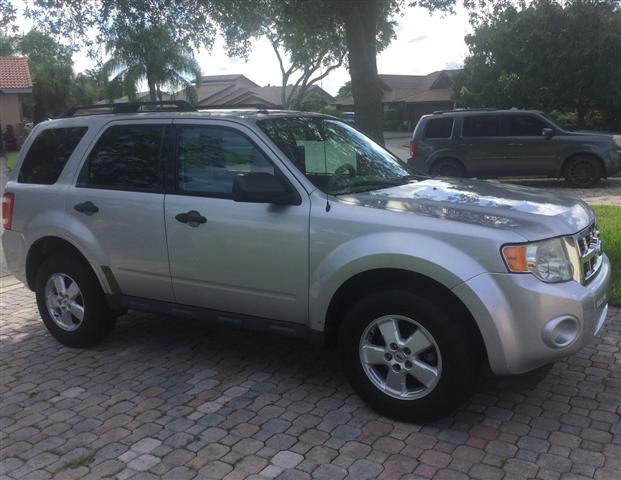 $3300 : 2011 Ford Escape XLT SUV image 2