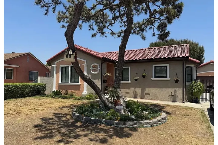 $1973 : This move-in-ready home image 1