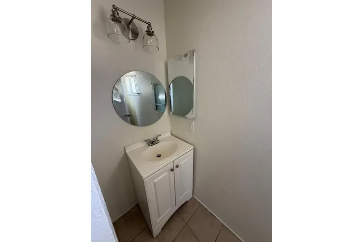 $1700 : Rialto- Move In Ready image 4