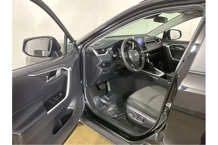 $27894 : Gold Certified2024 RAV4 XLE image 2