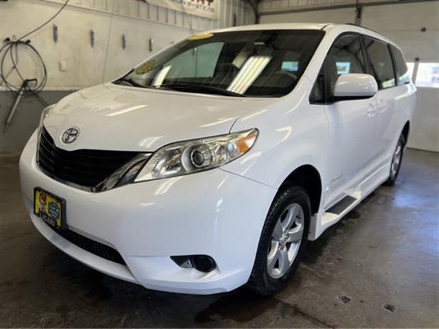 $18900 : 2011 Sienna LE AAS image 1