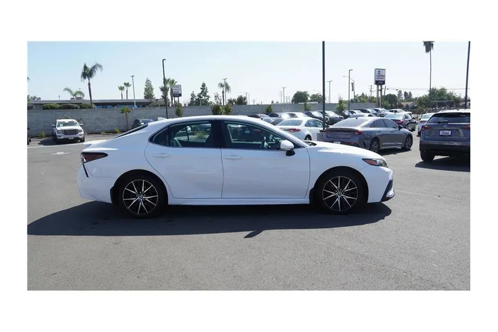 $27984 : 2024 Camry SE Sedan 4D image 4