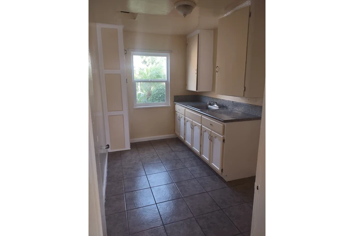 $1400 : Single Apt image 2