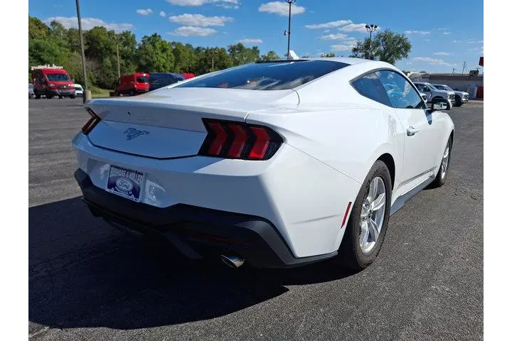$28143 : Ford Mustang 2024 EcoBoost 2 image 10