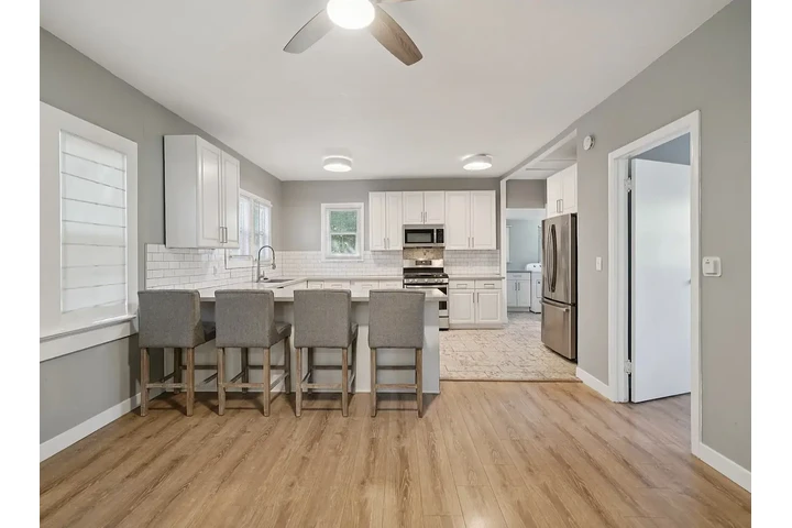 $1300 : Cozy, modern 2-bed, 2-bath sin image 3