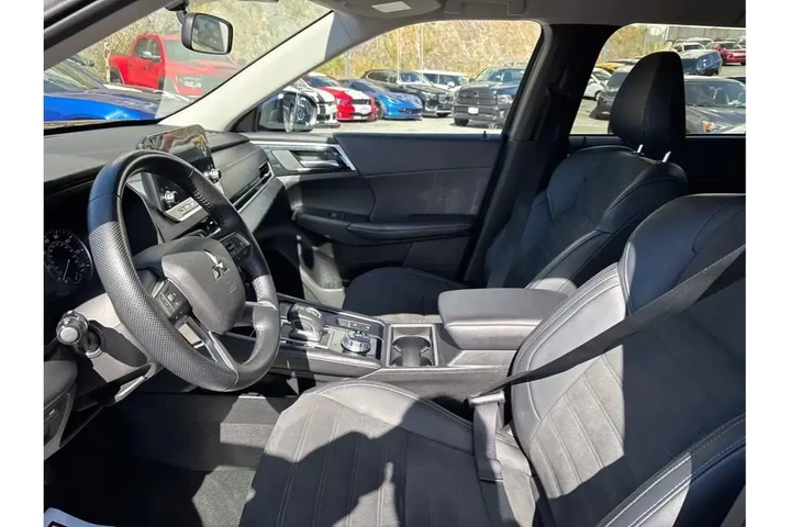 $27088 : Mitsubishi Outlander 2024 SE image 9