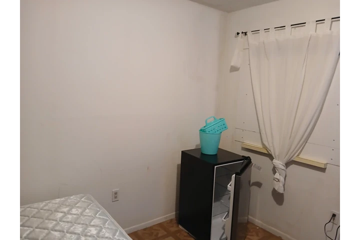 $650 : Rento cuarto solo dama image 1