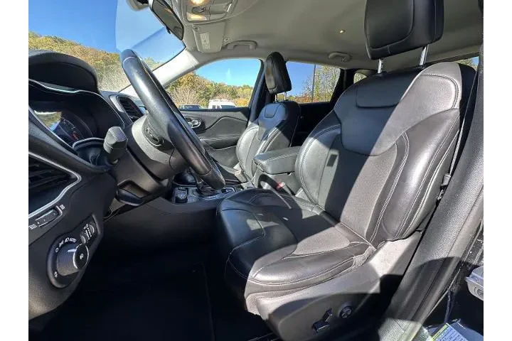 Jeep Cherokee 2019 4x4 Latit image 9