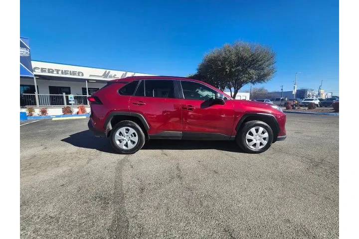 $17998 : Toyota RAV4 2019 LE 4dr SUV image 2