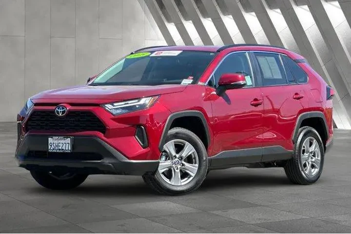 $35500 : Toyota RAV4 2025 AWD XLE 4dr image 2