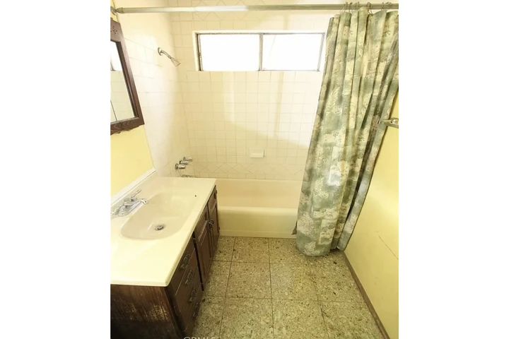 $1000 : 3 baños, 2 con azulejos image 2