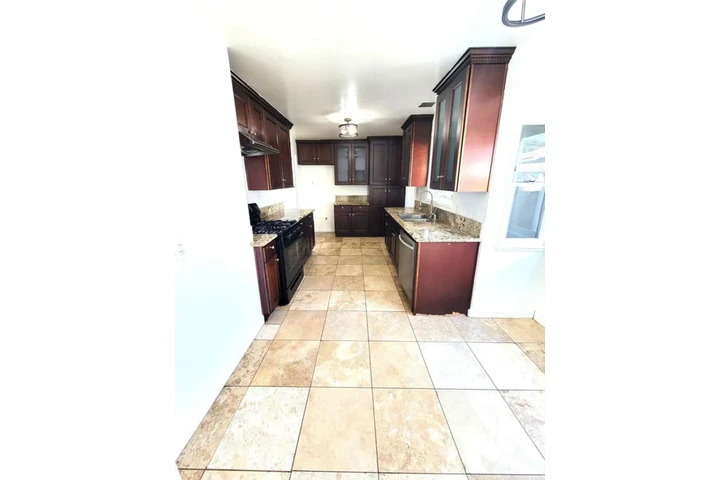 $2500 : 3 Bedroom Home In Koreatown image 5