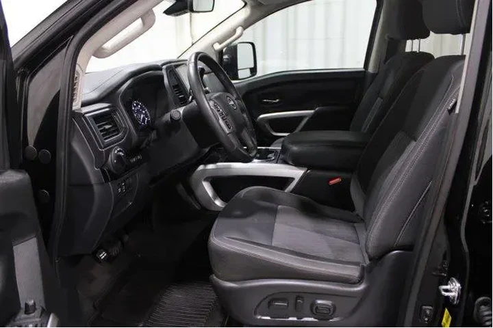 $33959 : Nissan Titan 2023 4x2 SV 4dr image 3