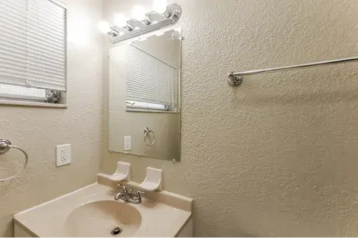 $2200 : 2 Bed 2 bath House in Miami image 9