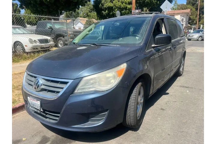 $6400 : 2009 Routan SE image 3